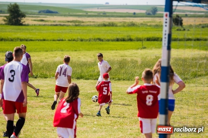 Zdjęcie w galerii na portalu naszraciborz.pl: Rodzice kontra dzieci - doroczny mecz w Bojanowie wiadomości z regionu