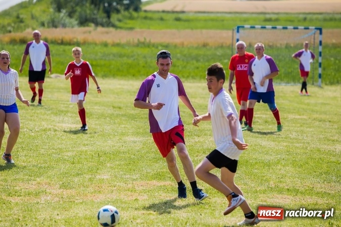 Zdjęcie w galerii na portalu naszraciborz.pl: Rodzice kontra dzieci - doroczny mecz w Bojanowie wiadomości z regionu