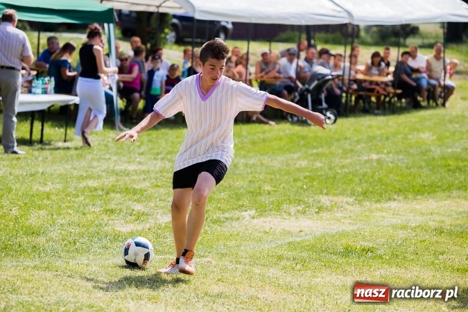 Zdjęcie w galerii na portalu naszraciborz.pl: Rodzice kontra dzieci - doroczny mecz w Bojanowie wiadomości z regionu