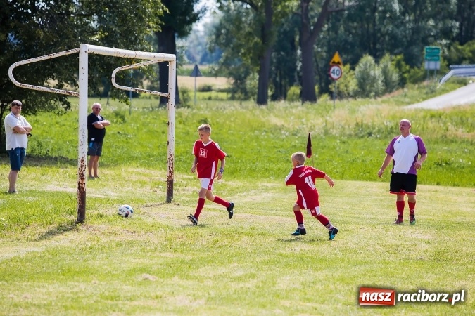 Zdjęcie w galerii na portalu naszraciborz.pl: Rodzice kontra dzieci - doroczny mecz w Bojanowie wiadomości z regionu