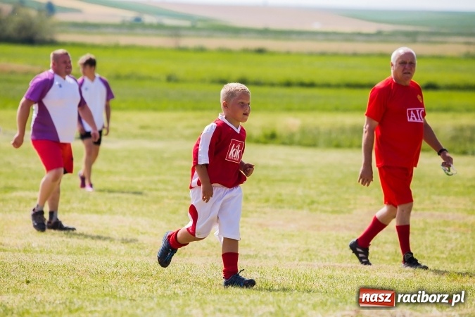 Zdjęcie w galerii na portalu naszraciborz.pl: Rodzice kontra dzieci - doroczny mecz w Bojanowie wiadomości z regionu