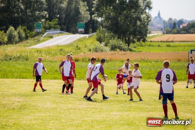 Zdjęcie w galerii na portalu naszraciborz.pl: Rodzice kontra dzieci - doroczny mecz w Bojanowie wiadomości z regionu