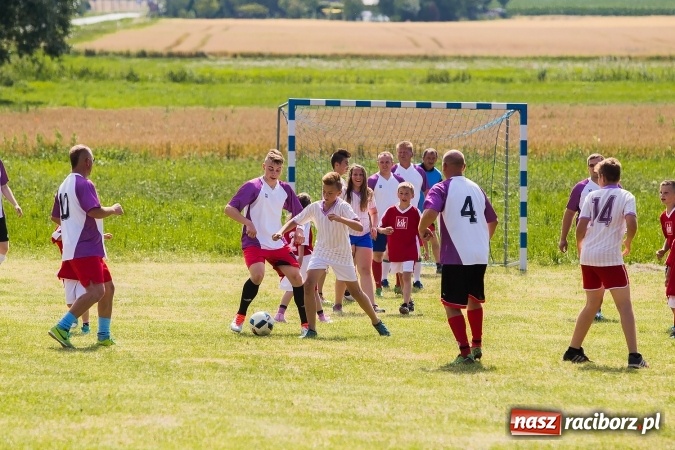 Zdjęcie w galerii na portalu naszraciborz.pl: Rodzice kontra dzieci - doroczny mecz w Bojanowie wiadomości z regionu