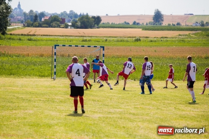 Zdjęcie w galerii na portalu naszraciborz.pl: Rodzice kontra dzieci - doroczny mecz w Bojanowie wiadomości z regionu