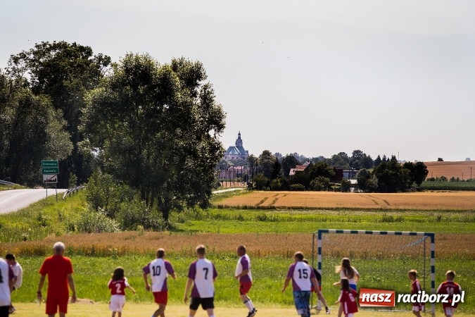 Zdjęcie w galerii na portalu naszraciborz.pl: Rodzice kontra dzieci - doroczny mecz w Bojanowie wiadomości z regionu