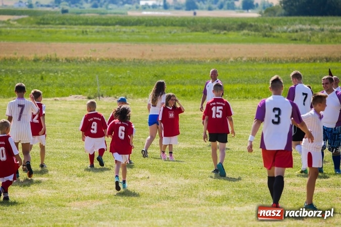 Zdjęcie w galerii na portalu naszraciborz.pl: Rodzice kontra dzieci - doroczny mecz w Bojanowie wiadomości z regionu