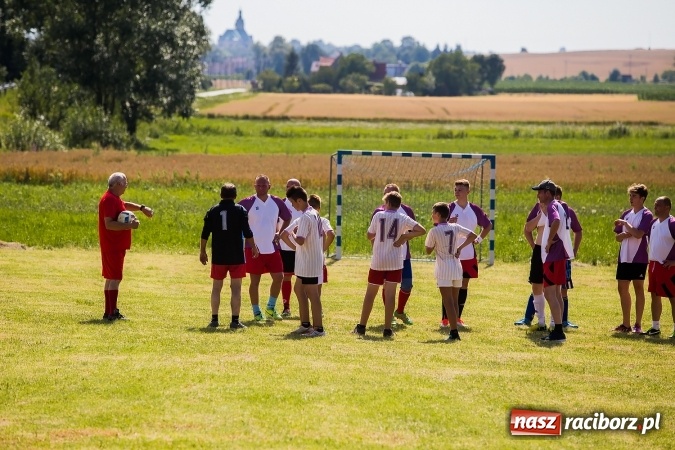 Zdjęcie w galerii na portalu naszraciborz.pl: Rodzice kontra dzieci - doroczny mecz w Bojanowie wiadomości z regionu