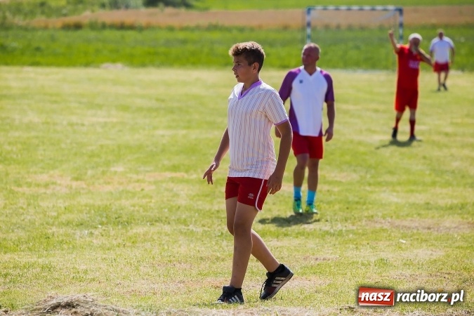 Zdjęcie w galerii na portalu naszraciborz.pl: Rodzice kontra dzieci - doroczny mecz w Bojanowie wiadomości z regionu