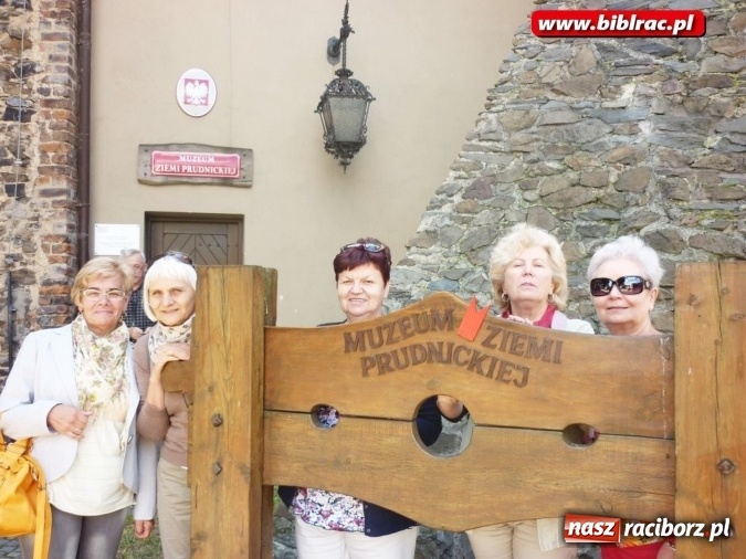 Zdjęcie w galerii na portalu naszraciborz.pl: Wycieczki z Klubem Przyjaciół Biblioteki na Ostrogu - klubowicze odwiedzili Prudnik wiadomości z regionu