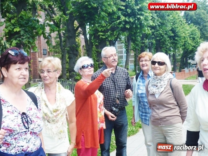 Zdjęcie w galerii na portalu naszraciborz.pl: Wycieczki z Klubem Przyjaciół Biblioteki na Ostrogu - klubowicze odwiedzili Prudnik wiadomości z regionu