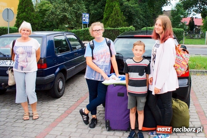 Zdjęcie w galerii na portalu naszraciborz.pl: Deszczowe pożegnanie obozowiczów. II turnus wyruszył do Pleśnej wiadomości z regionu