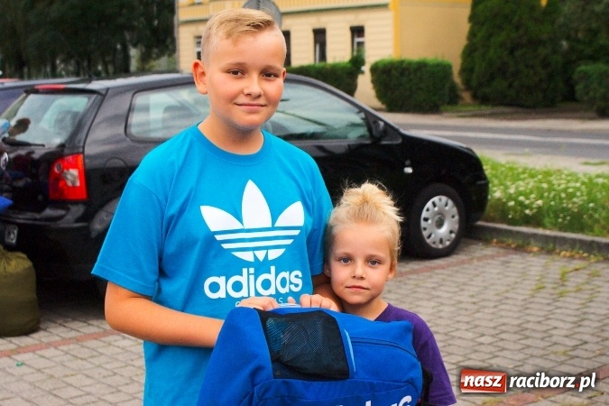 Zdjęcie w galerii na portalu naszraciborz.pl: Deszczowe pożegnanie obozowiczów. II turnus wyruszył do Pleśnej wiadomości z regionu