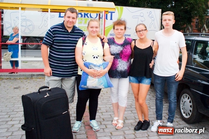 Zdjęcie w galerii na portalu naszraciborz.pl: Deszczowe pożegnanie obozowiczów. II turnus wyruszył do Pleśnej wiadomości z regionu