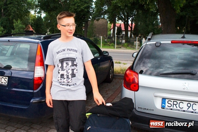 Zdjęcie w galerii na portalu naszraciborz.pl: Deszczowe pożegnanie obozowiczów. II turnus wyruszył do Pleśnej wiadomości z regionu