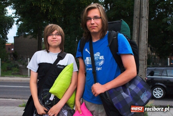 Zdjęcie w galerii na portalu naszraciborz.pl: Deszczowe pożegnanie obozowiczów. II turnus wyruszył do Pleśnej wiadomości z regionu