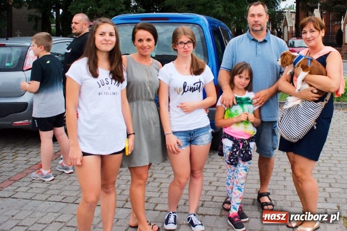 Zdjęcie w galerii na portalu naszraciborz.pl: Deszczowe pożegnanie obozowiczów. II turnus wyruszył do Pleśnej wiadomości z regionu