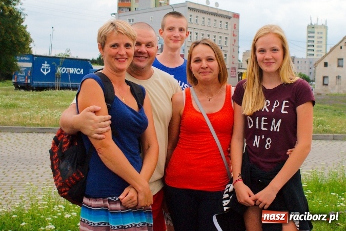 Zdjęcie w galerii na portalu naszraciborz.pl: Deszczowe pożegnanie obozowiczów. II turnus wyruszył do Pleśnej wiadomości z regionu