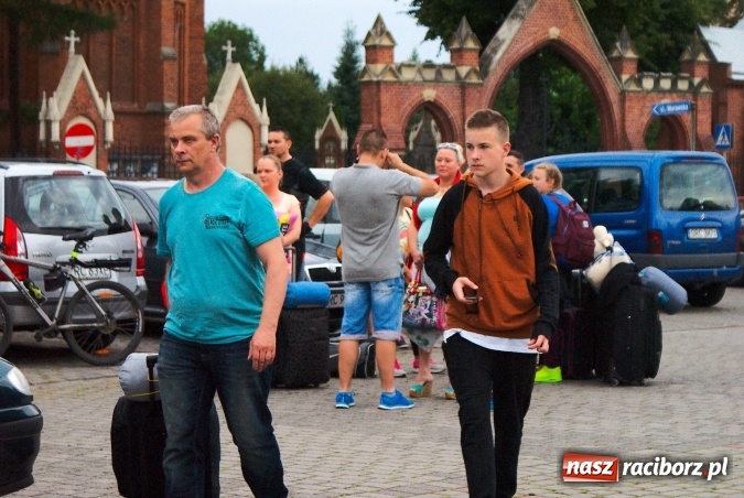 Zdjęcie w galerii na portalu naszraciborz.pl: Deszczowe pożegnanie obozowiczów. II turnus wyruszył do Pleśnej wiadomości z regionu