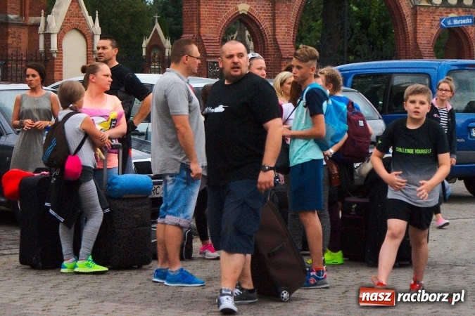 Zdjęcie w galerii na portalu naszraciborz.pl: Deszczowe pożegnanie obozowiczów. II turnus wyruszył do Pleśnej wiadomości z regionu