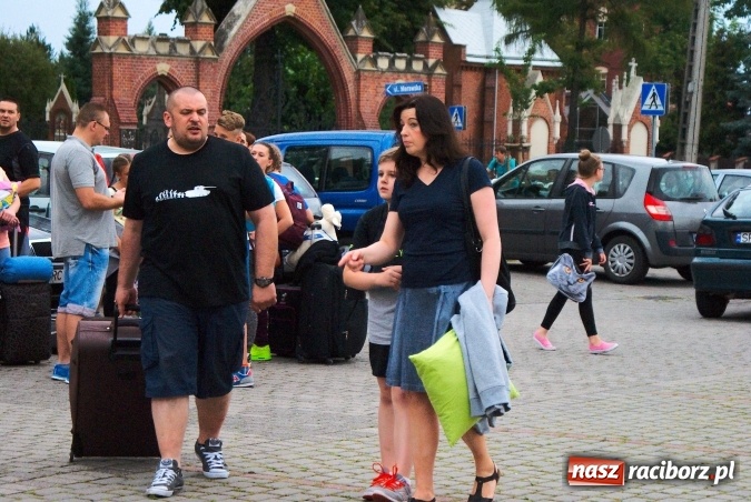 Zdjęcie w galerii na portalu naszraciborz.pl: Deszczowe pożegnanie obozowiczów. II turnus wyruszył do Pleśnej wiadomości z regionu