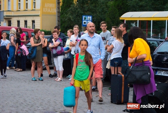 Zdjęcie w galerii na portalu naszraciborz.pl: Deszczowe pożegnanie obozowiczów. II turnus wyruszył do Pleśnej wiadomości z regionu