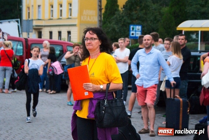 Zdjęcie w galerii na portalu naszraciborz.pl: Deszczowe pożegnanie obozowiczów. II turnus wyruszył do Pleśnej wiadomości z regionu