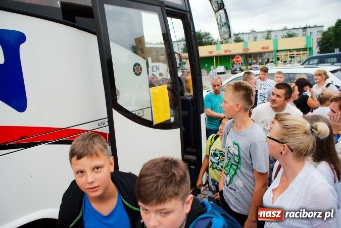 Zdjęcie w galerii na portalu naszraciborz.pl: Deszczowe pożegnanie obozowiczów. II turnus wyruszył do Pleśnej wiadomości z regionu