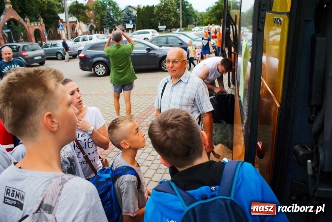 Zdjęcie w galerii na portalu naszraciborz.pl: Deszczowe pożegnanie obozowiczów. II turnus wyruszył do Pleśnej wiadomości z regionu