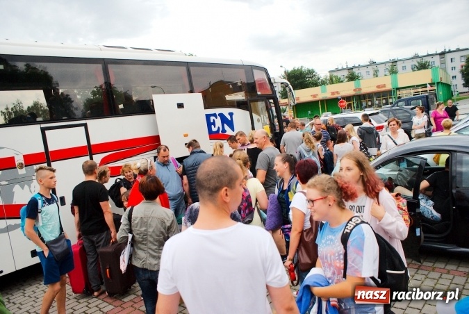 Zdjęcie w galerii na portalu naszraciborz.pl: Deszczowe pożegnanie obozowiczów. II turnus wyruszył do Pleśnej wiadomości z regionu