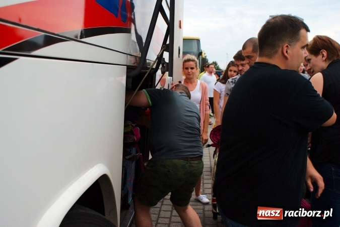 Zdjęcie w galerii na portalu naszraciborz.pl: Deszczowe pożegnanie obozowiczów. II turnus wyruszył do Pleśnej wiadomości z regionu