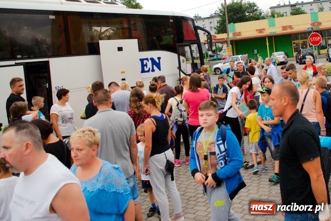 Zdjęcie w galerii na portalu naszraciborz.pl: Deszczowe pożegnanie obozowiczów. II turnus wyruszył do Pleśnej wiadomości z regionu