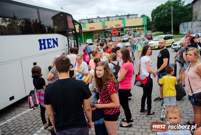 Zdjęcie w galerii na portalu naszraciborz.pl: Deszczowe pożegnanie obozowiczów. II turnus wyruszył do Pleśnej wiadomości z regionu