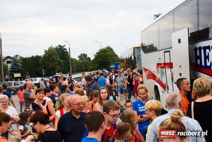 Zdjęcie w galerii na portalu naszraciborz.pl: Deszczowe pożegnanie obozowiczów. II turnus wyruszył do Pleśnej wiadomości z regionu
