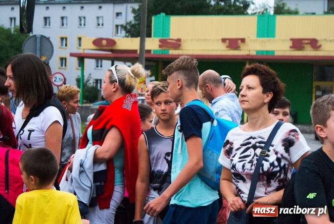 Zdjęcie w galerii na portalu naszraciborz.pl: Deszczowe pożegnanie obozowiczów. II turnus wyruszył do Pleśnej wiadomości z regionu