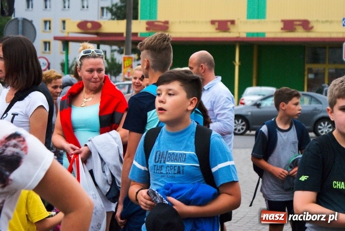 Zdjęcie w galerii na portalu naszraciborz.pl: Deszczowe pożegnanie obozowiczów. II turnus wyruszył do Pleśnej wiadomości z regionu