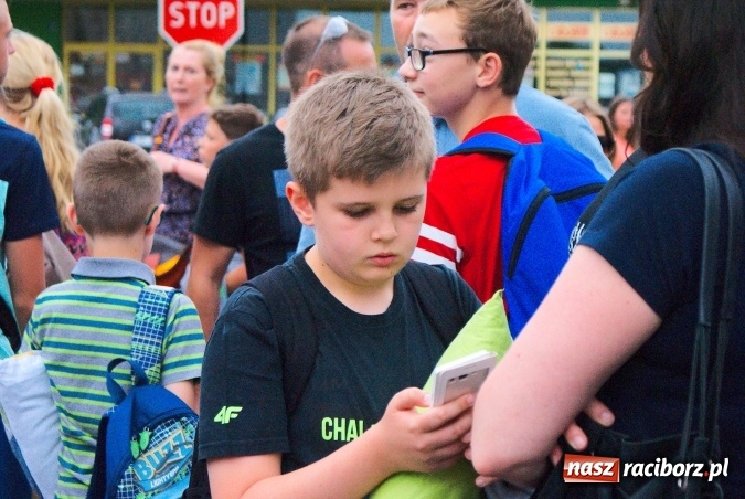 Zdjęcie w galerii na portalu naszraciborz.pl: Deszczowe pożegnanie obozowiczów. II turnus wyruszył do Pleśnej wiadomości z regionu