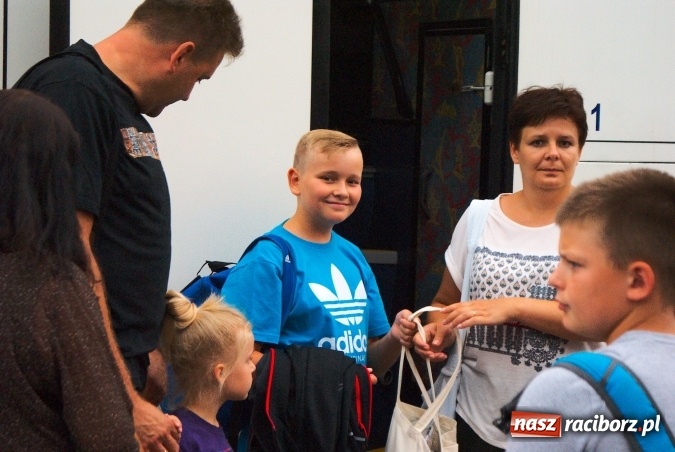 Zdjęcie w galerii na portalu naszraciborz.pl: Deszczowe pożegnanie obozowiczów. II turnus wyruszył do Pleśnej wiadomości z regionu