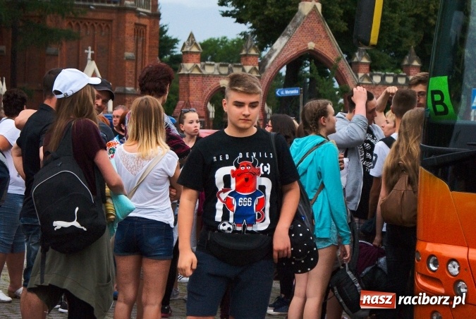 Zdjęcie w galerii na portalu naszraciborz.pl: Deszczowe pożegnanie obozowiczów. II turnus wyruszył do Pleśnej wiadomości z regionu