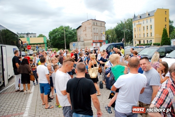 Zdjęcie w galerii na portalu naszraciborz.pl: Deszczowe pożegnanie obozowiczów. II turnus wyruszył do Pleśnej wiadomości z regionu