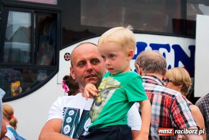 Zdjęcie w galerii na portalu naszraciborz.pl: Deszczowe pożegnanie obozowiczów. II turnus wyruszył do Pleśnej wiadomości z regionu