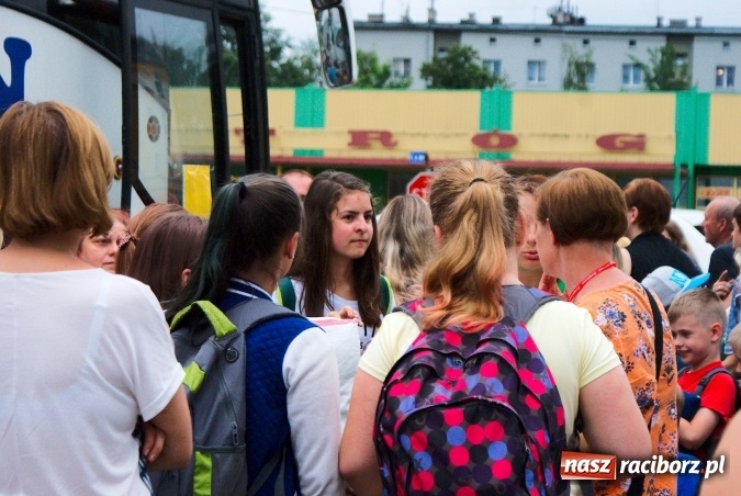 Zdjęcie w galerii na portalu naszraciborz.pl: Deszczowe pożegnanie obozowiczów. II turnus wyruszył do Pleśnej wiadomości z regionu