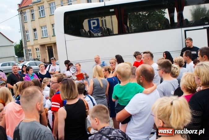 Zdjęcie w galerii na portalu naszraciborz.pl: Deszczowe pożegnanie obozowiczów. II turnus wyruszył do Pleśnej wiadomości z regionu