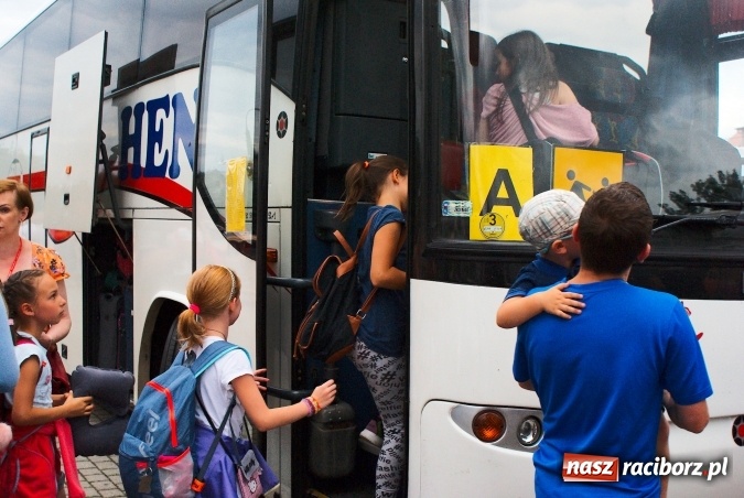 Zdjęcie w galerii na portalu naszraciborz.pl: Deszczowe pożegnanie obozowiczów. II turnus wyruszył do Pleśnej wiadomości z regionu