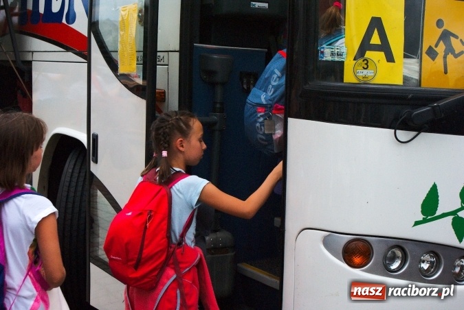 Zdjęcie w galerii na portalu naszraciborz.pl: Deszczowe pożegnanie obozowiczów. II turnus wyruszył do Pleśnej wiadomości z regionu