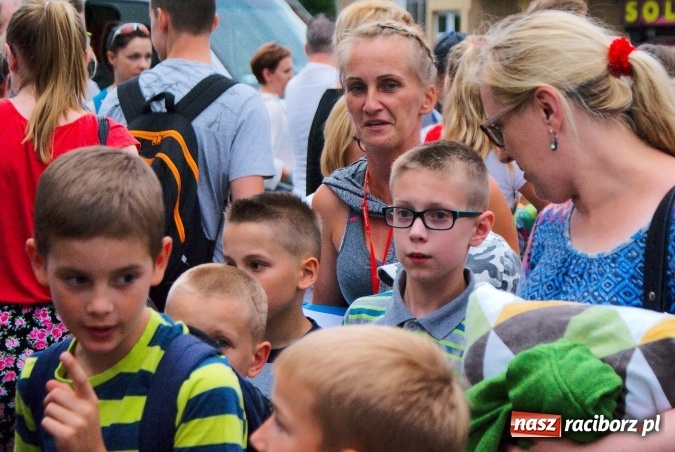 Zdjęcie w galerii na portalu naszraciborz.pl: Deszczowe pożegnanie obozowiczów. II turnus wyruszył do Pleśnej wiadomości z regionu