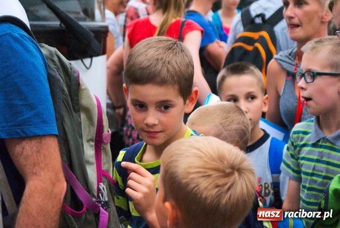 Zdjęcie w galerii na portalu naszraciborz.pl: Deszczowe pożegnanie obozowiczów. II turnus wyruszył do Pleśnej wiadomości z regionu