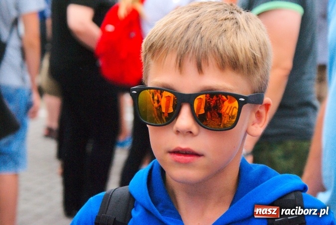 Zdjęcie w galerii na portalu naszraciborz.pl: Deszczowe pożegnanie obozowiczów. II turnus wyruszył do Pleśnej wiadomości z regionu