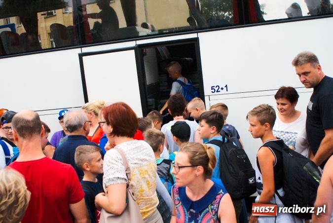 Zdjęcie w galerii na portalu naszraciborz.pl: Deszczowe pożegnanie obozowiczów. II turnus wyruszył do Pleśnej wiadomości z regionu