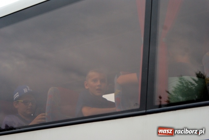 Zdjęcie w galerii na portalu naszraciborz.pl: Deszczowe pożegnanie obozowiczów. II turnus wyruszył do Pleśnej wiadomości z regionu