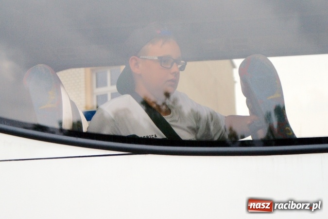 Zdjęcie w galerii na portalu naszraciborz.pl: Deszczowe pożegnanie obozowiczów. II turnus wyruszył do Pleśnej wiadomości z regionu